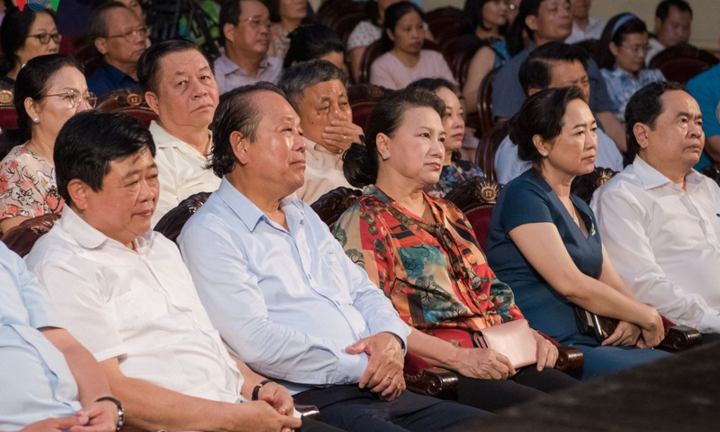 Chủ tịch Quốc hội dự buổi công diễn vở cải lương 'Chuyện tình Khau Vai'