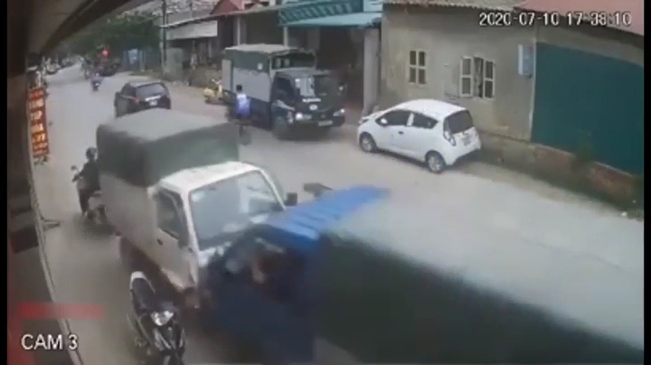 Xe tải lấn làn tông trực diện vào xe ngược chiều