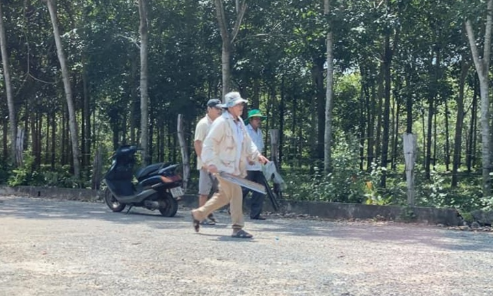 Người đàn ông cầm mã tấu đuổi chém phụ nữ đi đường