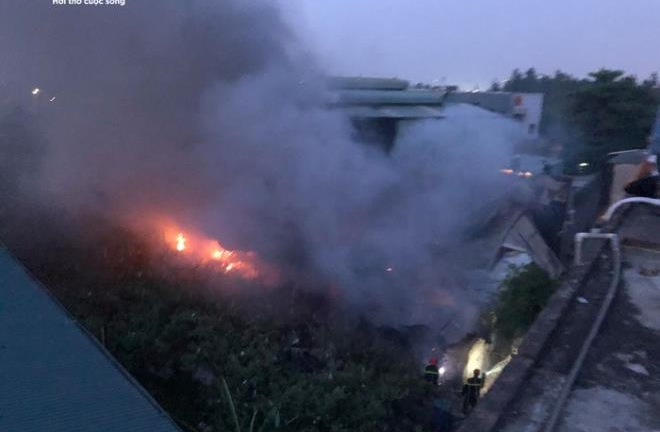 Video: Khói lửa ngùn ngụt bốc lên từ xưởng sản xuất mũ bảo hiểm ở Hà Nội