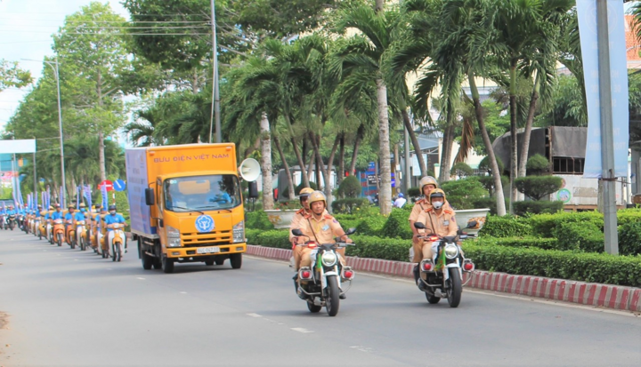 Gần 60.000 người tham gia BHYT hộ gia đình, hưởng ứng ngày BHYT toàn dân