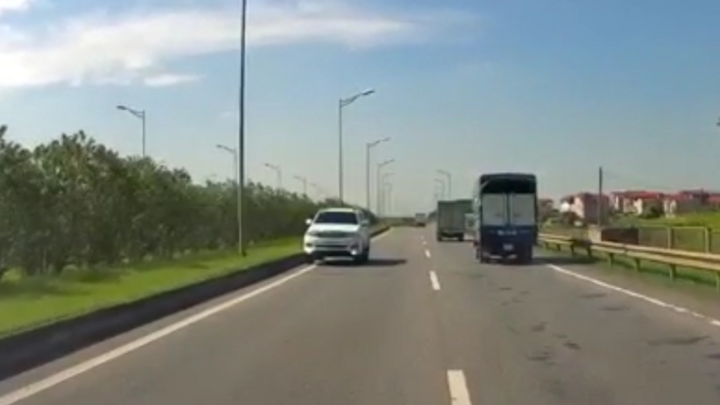 Ô tô ngang nhiên phóng ngược chiều trên cao tốc Hà Nội - Thái Nguyên