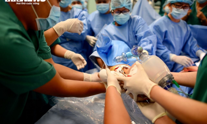 Ảnh: Khoảnh khắc tách rời cặp song sinh dính liền