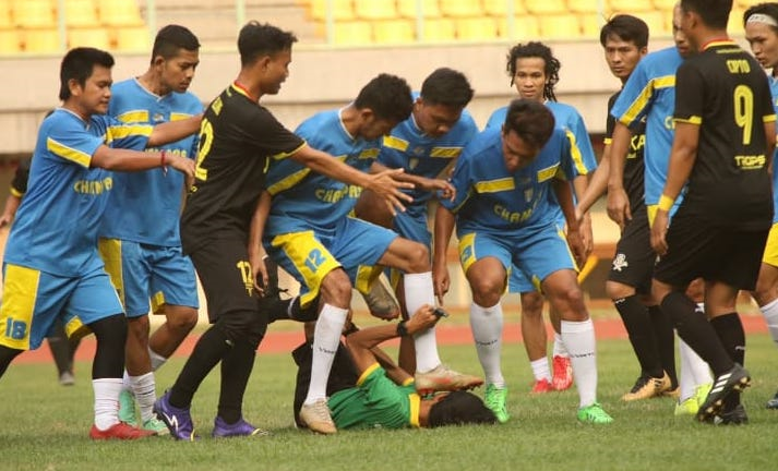 Video: Cầu thủ Indonesia lao vào hành hung, đạp vào đầu trọng tài 