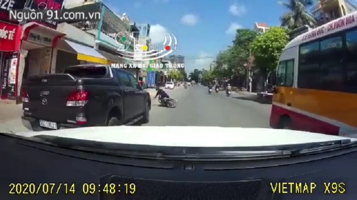Người đi xe máy thoát nạn thần kỳ dưới bánh xe ô tô bán tải vượt ẩu ở Thanh Hóa