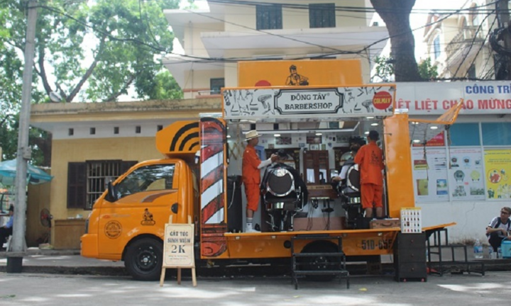 Tiệm cắt tóc trên ô tô tải phục vụ sinh viên giá 2.000 đồng