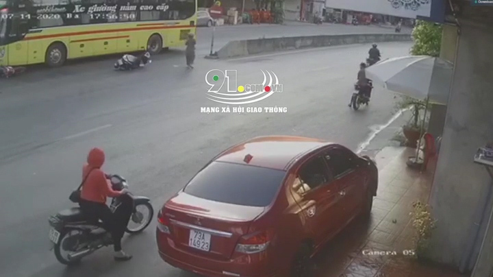 Người đi xe máy qua đường bị ô tô khách đâm nguy kịch 