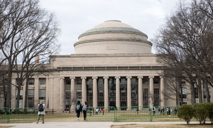 COVID-19: Mỹ bỏ kế hoạch trục xuất sinh viên quốc tế chỉ học trực tuyến