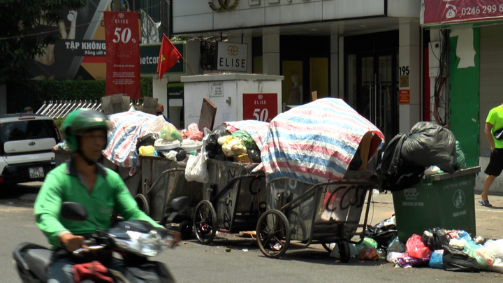 Người dân chặn xe vào bãi rác Nam Sơn, đường Hà Nội ngập rác