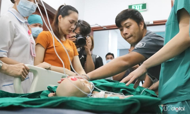 Ảnh: Bố mẹ hai bé gái song sinh dính liền ôm nhau khóc khi con vào phòng mổ