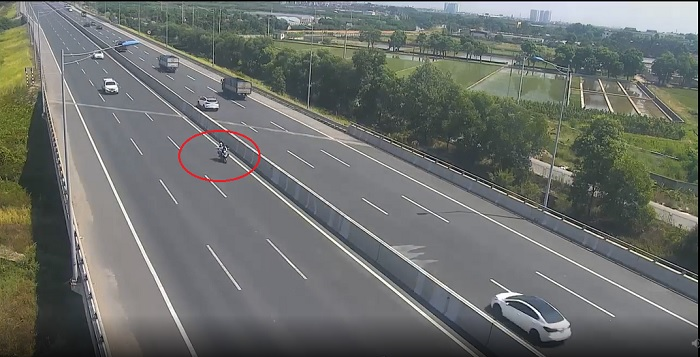 Xe máy ngang nhiên vượt chốt vào cao tốc Hà Nội - Hải Phòng, đua tốc độ với ô tô