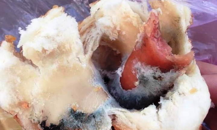 Sau phản ánh bán bánh mì có nhân thiu mốc, một cơ sở bị phạt 27,5 triệu đồng