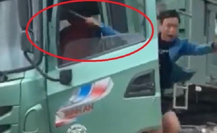 Bị kiểm tra quá tải, tài xế rút tuýp sắt đe dọa cán bộ thanh tra giao thông
