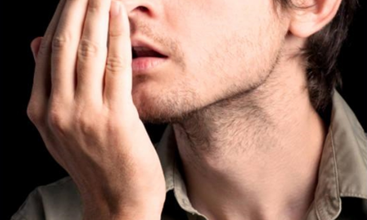 Vì sao bạn hay bị hôi miệng vào buổi sáng?