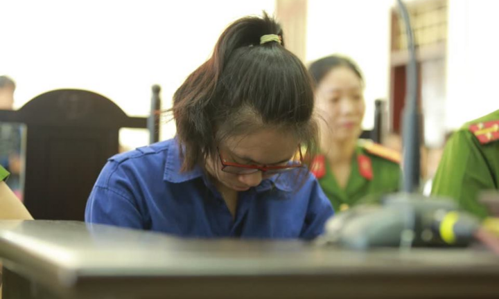 Bị cáo giết người bằng trà sữa cúi đầu xin lỗi người nhà nạn nhân khi lĩnh án tử