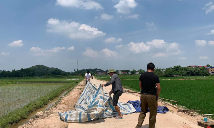 Dân tháo dỡ lều bạt chốt chặn, mở đường vào bãi rác Nam Sơn