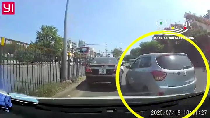 Tài xế ô tô cố tình chèn xe khác còn dọa đánh người