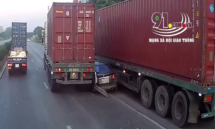 Bị ‘kẹp’ giữa 2 xe container, ô tô 4 chỗ bẹp dúm