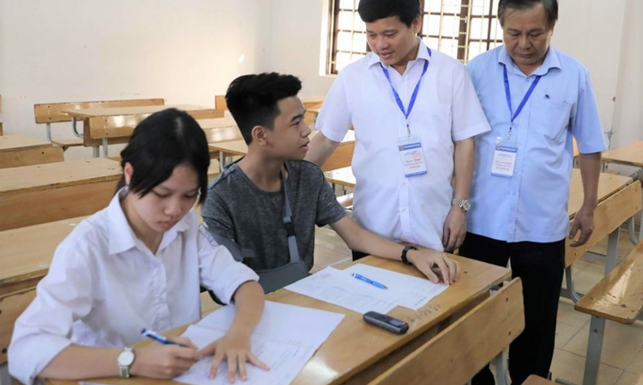 Gãy tay phải trước ngày thi vào lớp 10, thí sinh làm bài bằng máy ghi âm