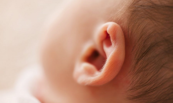 Tưởng con tự kỷ đi khám mẹ ngã ngửa trẻ bị điếc bẩm sinh