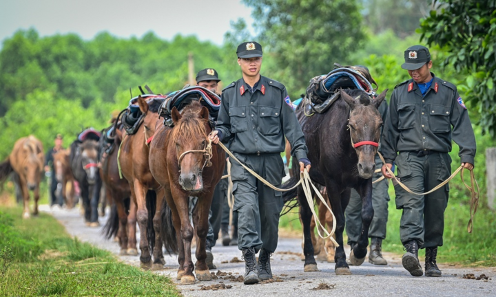 Cận cảnh kỵ binh CSCĐ phô diễn kỹ năng trên thao trường nắng gắt