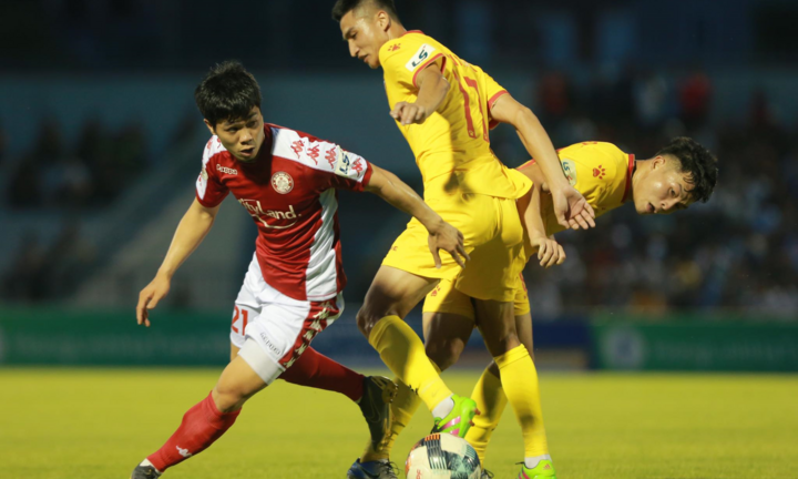 HLV Phạm Minh Đức hứa thưởng tiền cho cầu thủ 'bắt chết' Công Phượng