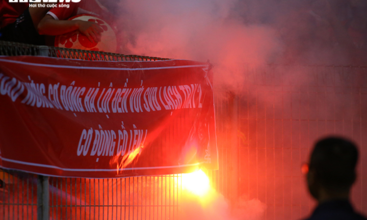 Sân Hàng Đẫy bất lực chống pháo sáng: Hà Nội FC cố gắng nhưng vẫn bị phạt