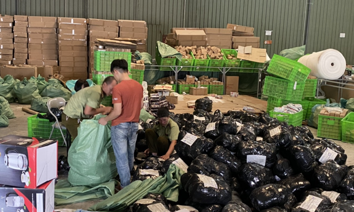 Bắt kho hàng lậu, hàng giả 'khủng' do người Trung Quốc đứng đầu tại Hà Nội