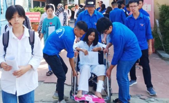 Thi vào lớp 10: Tình nguyện viên trợ giúp sĩ tử ngồi xe lăn