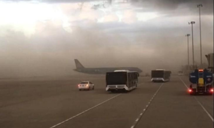 Bụi mù mịt che khuất cả tàu bay: Lãnh đạo sân bay Phú Bài nói gì?