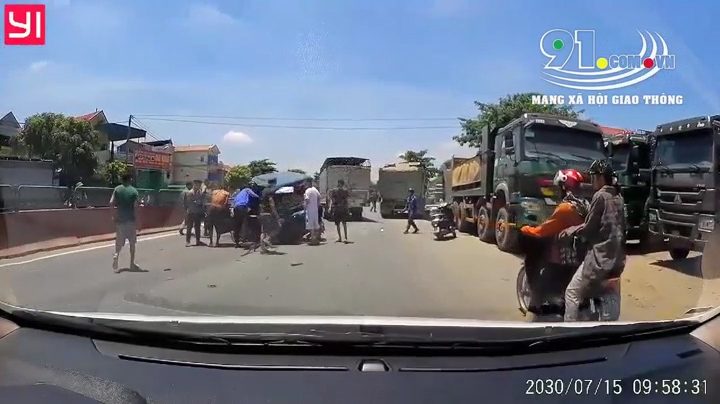 Clip: Ô tô tải bị xe ben đâm tách làm đôi ở Ninh Bình