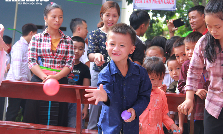 Ảnh: Trẻ em vùng cao Sơn La tham gia trò chơi trong mùa lễ hội