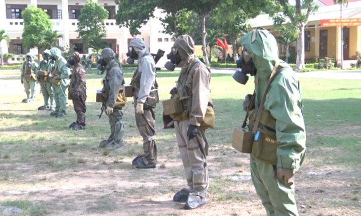 Lính phòng hóa huấn luyện trong nắng nóng 40 độ C