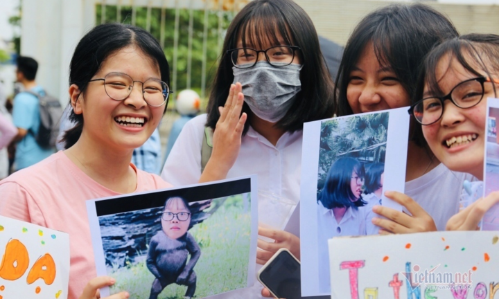 Thi vào lớp 10 chuyên, nữ sinh được bạn thân cổ vũ như 'thần tượng'