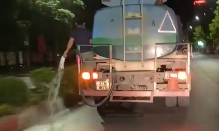 Nhân viên tưới cây trên đường vô trách nhiệm: Giám đốc công ty cây xanh nói gì?