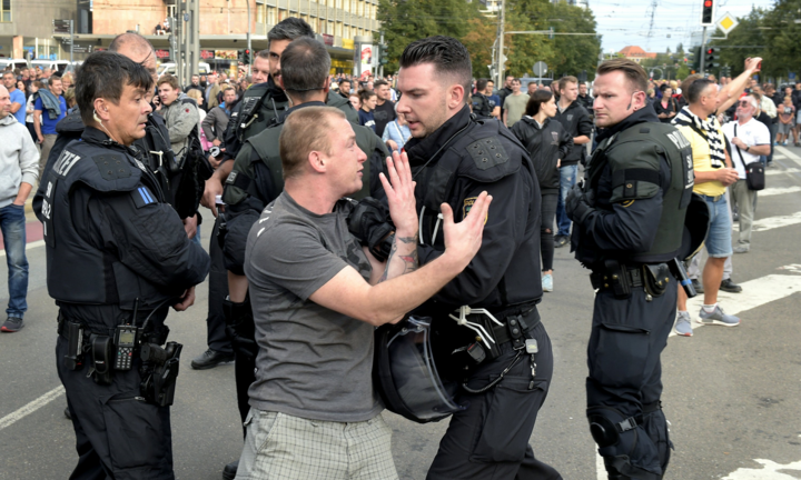 Đức: Đám đông mở 'tiệc corona', tấn công cảnh sát bằng mưa chai khi bị can thiệp