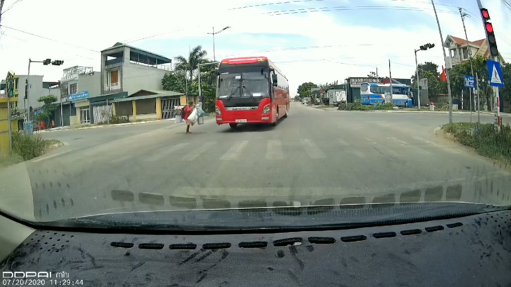 Xe khách ngang nhiên vượt đèn đỏ, suýt đâm vào người đi bộ