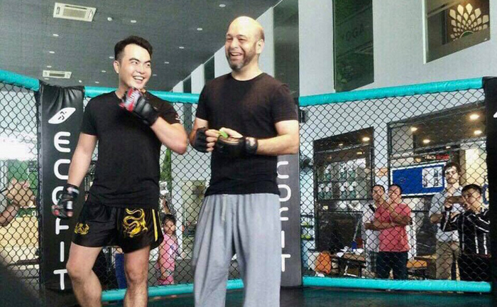 Video: Lưu Cường từng bị Flores đánh chảy máu mũi trong lồng bát giác