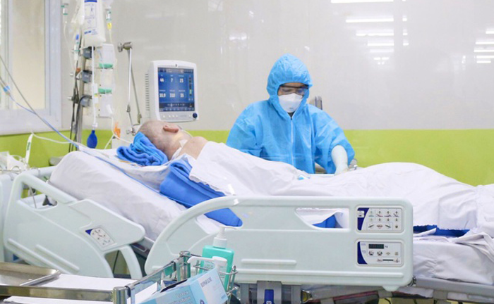 Những quyết định chưa từng có tiền lệ trong hơn 100 ngày điều trị phi công Anh