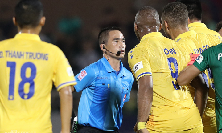 Giám đốc điều hành CLB Nam Định: 'Phạt trọng tài như cho đi nghỉ mát!'