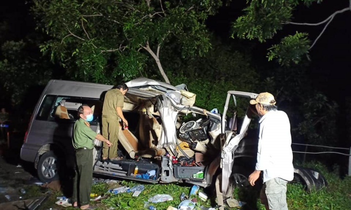 Tai nạn thảm khốc 8 người chết ở Bình Thuận: Người cầm lái xe khách là ai?