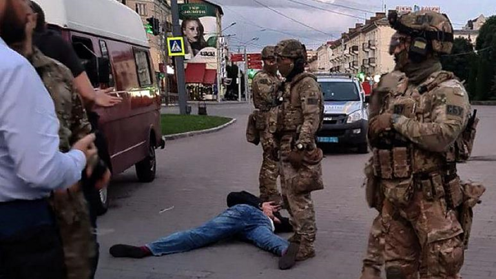 Kẻ bắt cóc 20 con tin đưa ra yêu cầu kỳ quái cho Tổng thống Ukraine