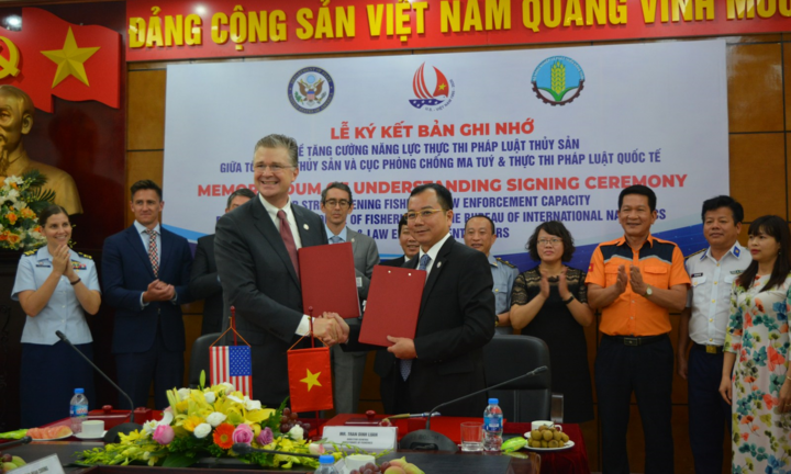 Việt Nam và Mỹ ký thỏa thuận tăng cường năng lực thực thi pháp luật thuỷ sản 