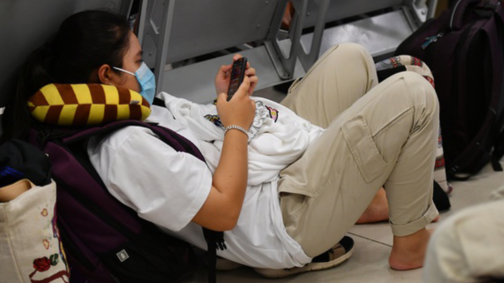 Khách nằm, ngồi giữa sàn đợi lên máy bay tại Cảng hàng không Nội Bài