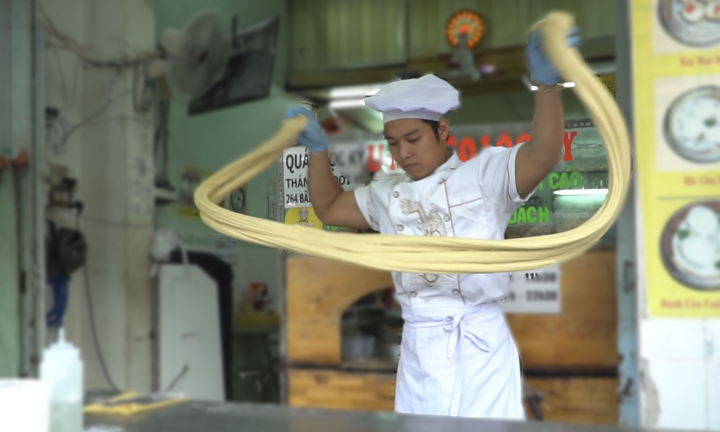 Nam đầu bếp nhào bột, kéo mì như múa võ Kungfu ở TP.HCM