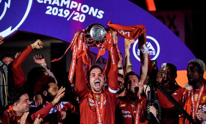 Liverpool đánh bại Chelsea trong ngày nâng cúp vô địch Ngoại hạng Anh