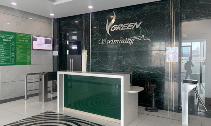 Nữ nhân viên bể bơi bị khách chửi bới, hành hung tại nơi làm việc