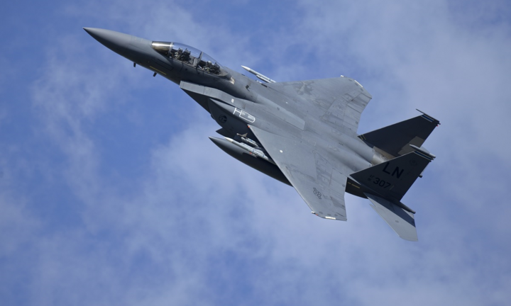 Video: Tiêm kích F-15 Mỹ vờn máy bay Iran trên không phận Syria