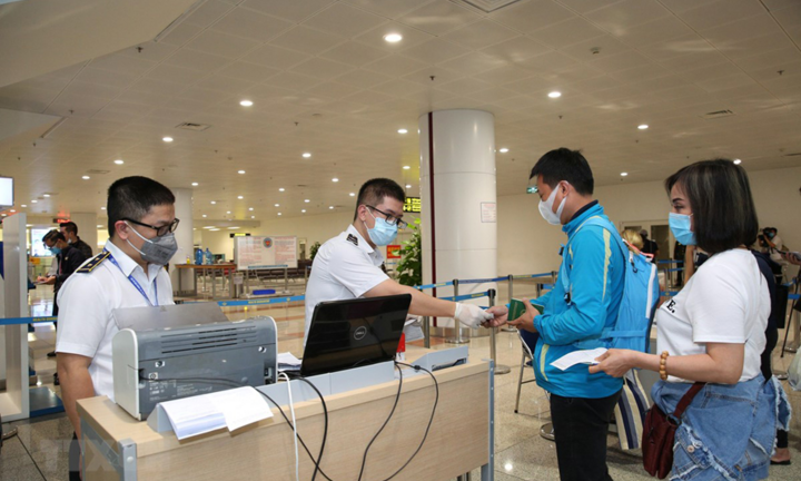 Hai phụ nữ nhập cảnh trái phép từ Trung Quốc suýt lên máy bay vào TP.HCM