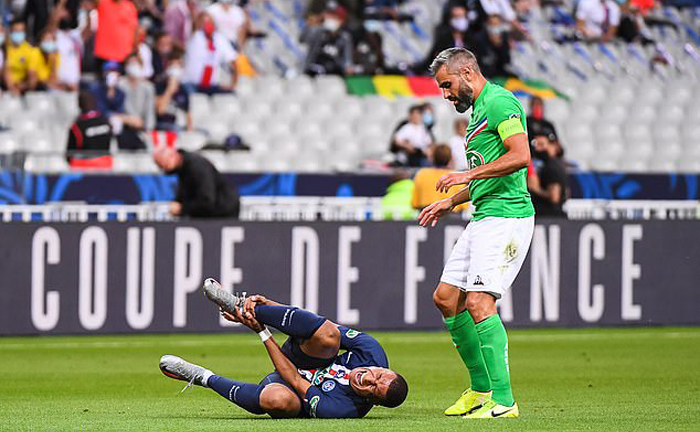 Video: Đối thủ vào bóng triệt hạ, Mbappe gập cổ chân, bật khóc rời sân